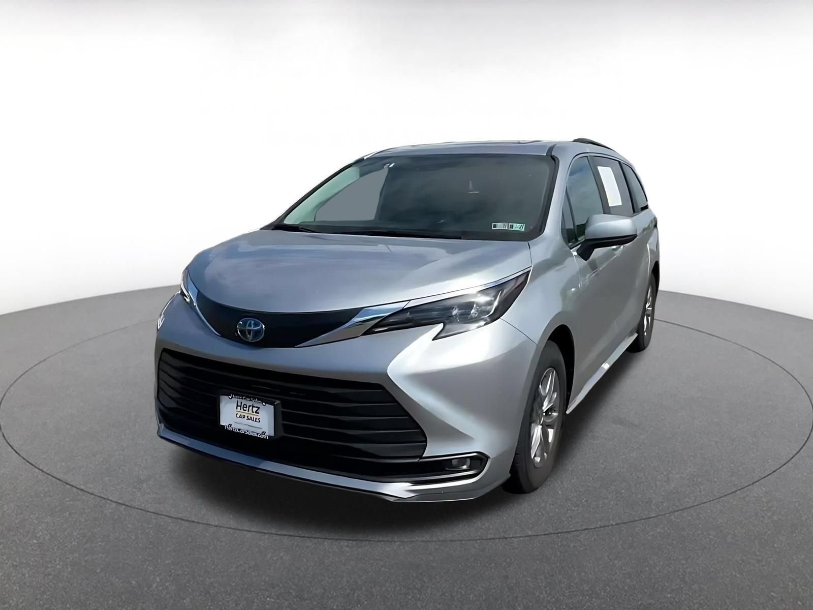Used 2025 Toyota Sienna XLE FWD image 6
