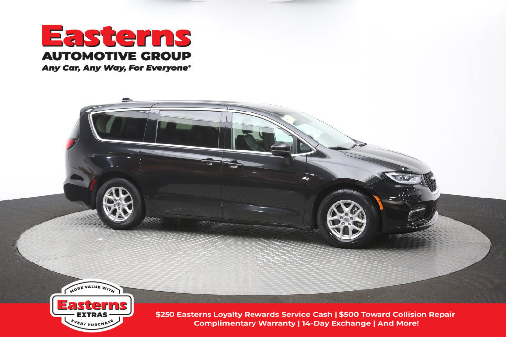 Used 2023 Chrysler Pacifica Touring-L FWD image 49