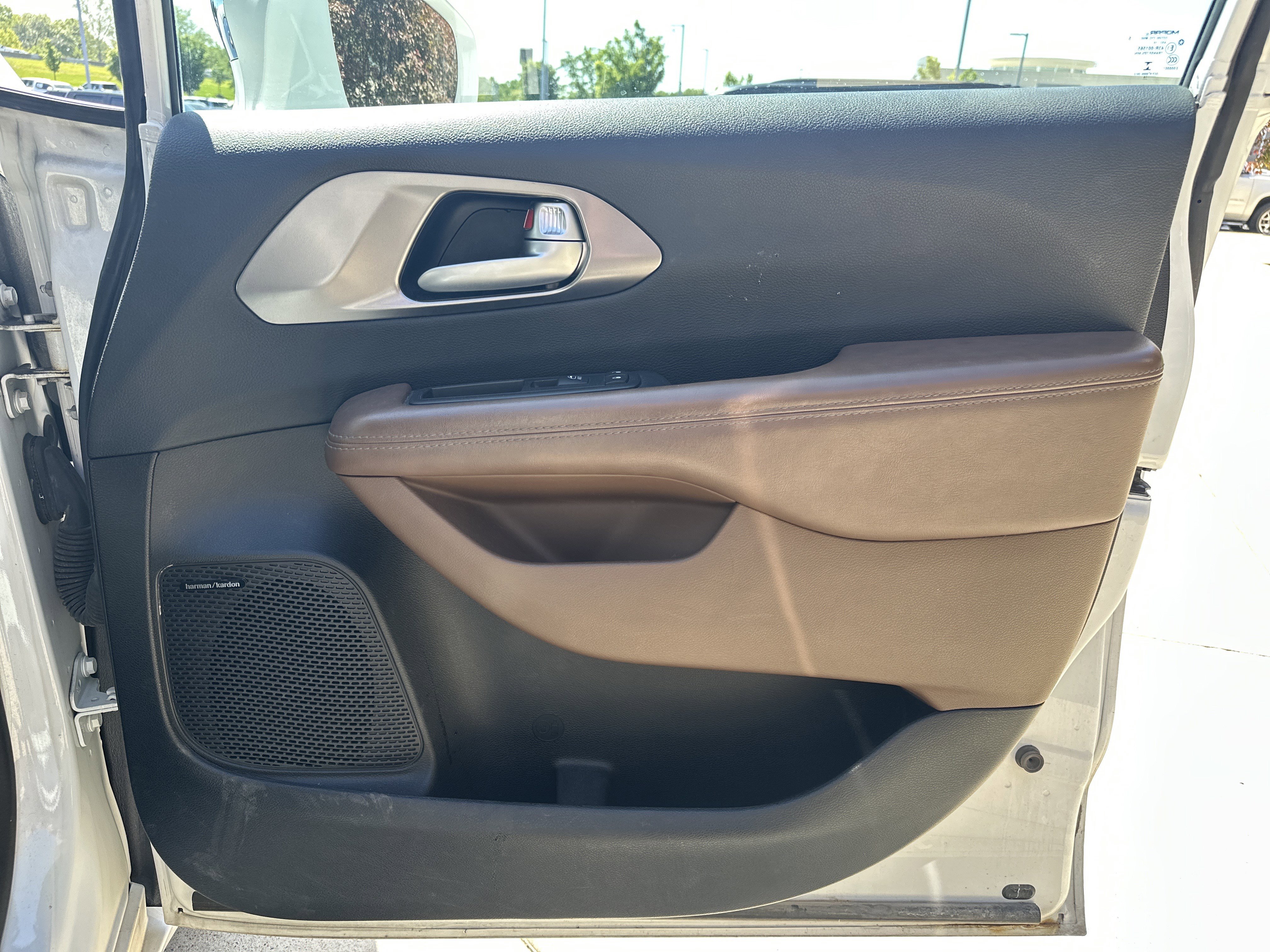 Used 2017 Chrysler Pacifica Limited FWD image 22
