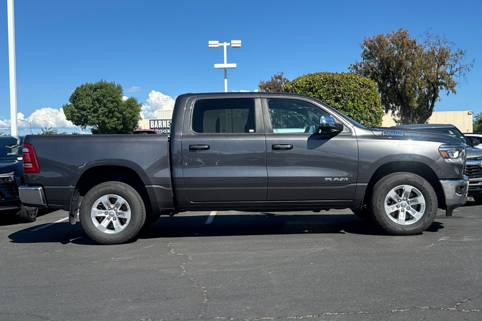 Used 2024 RAM 1500 Laramie AWD/4WD image 4