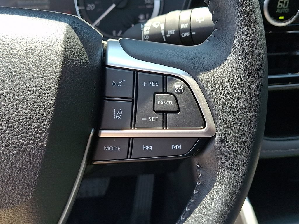 Used 2025 Toyota Highlander LE AWD/4WD image 22
