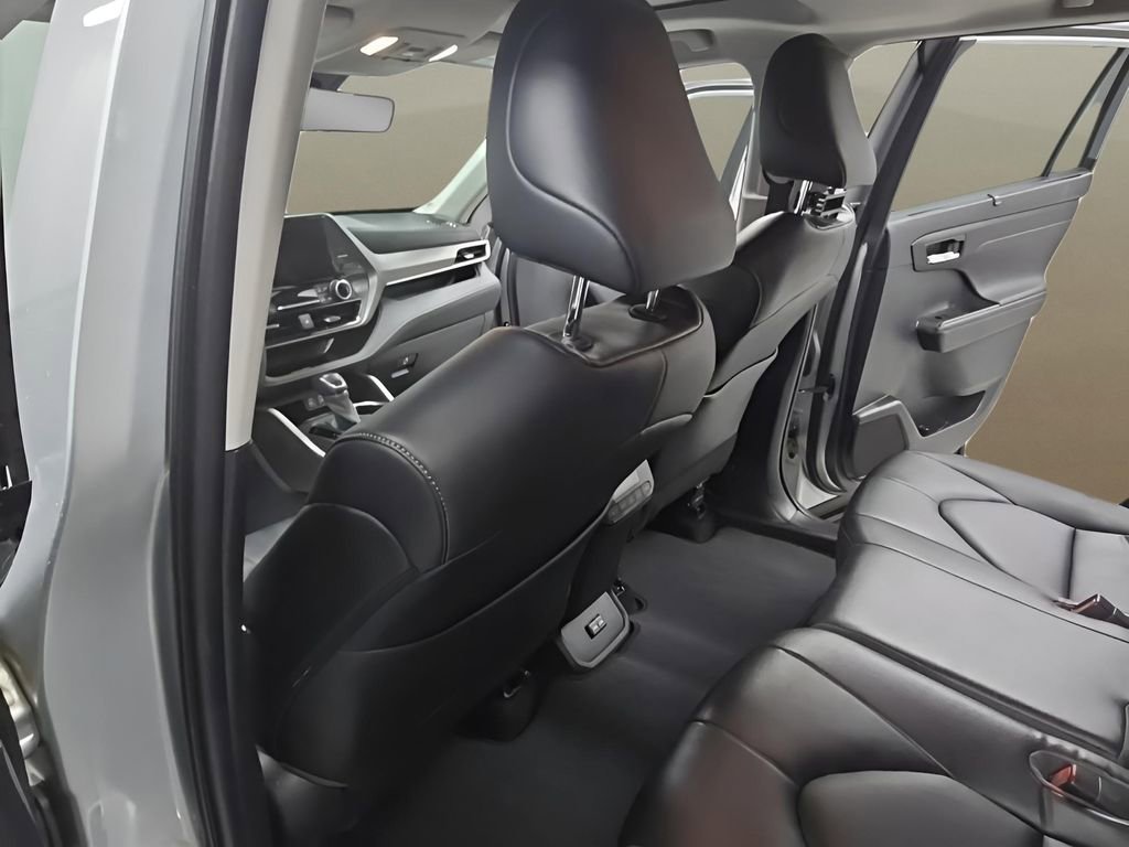 Used 2023 Toyota Highlander Limited image 14