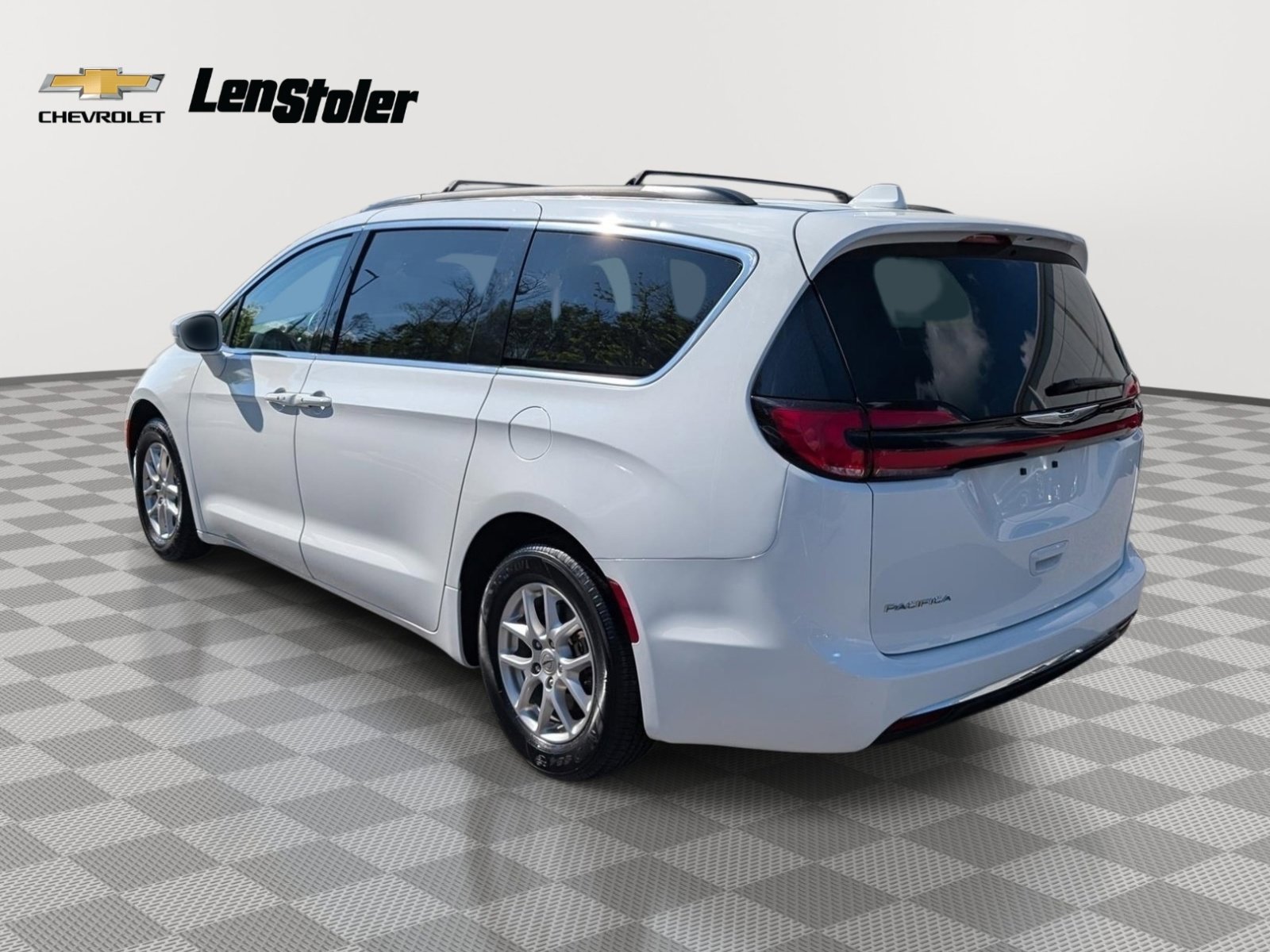 Used 2022 Chrysler Pacifica Touring-L FWD image 3