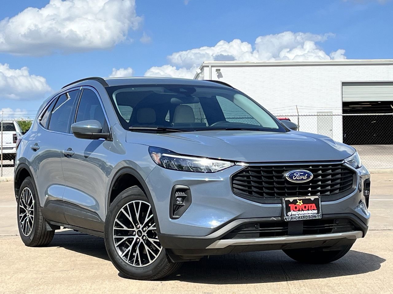 Used 2025 Ford Escape SE image 2