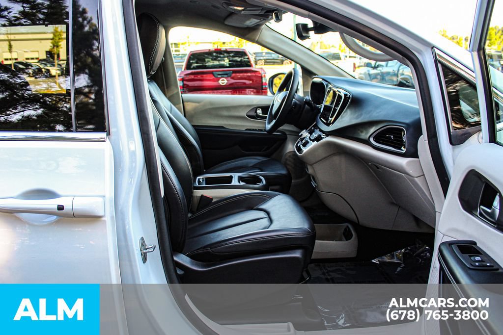 Used 2023 Chrysler Pacifica Touring-L FWD image 18
