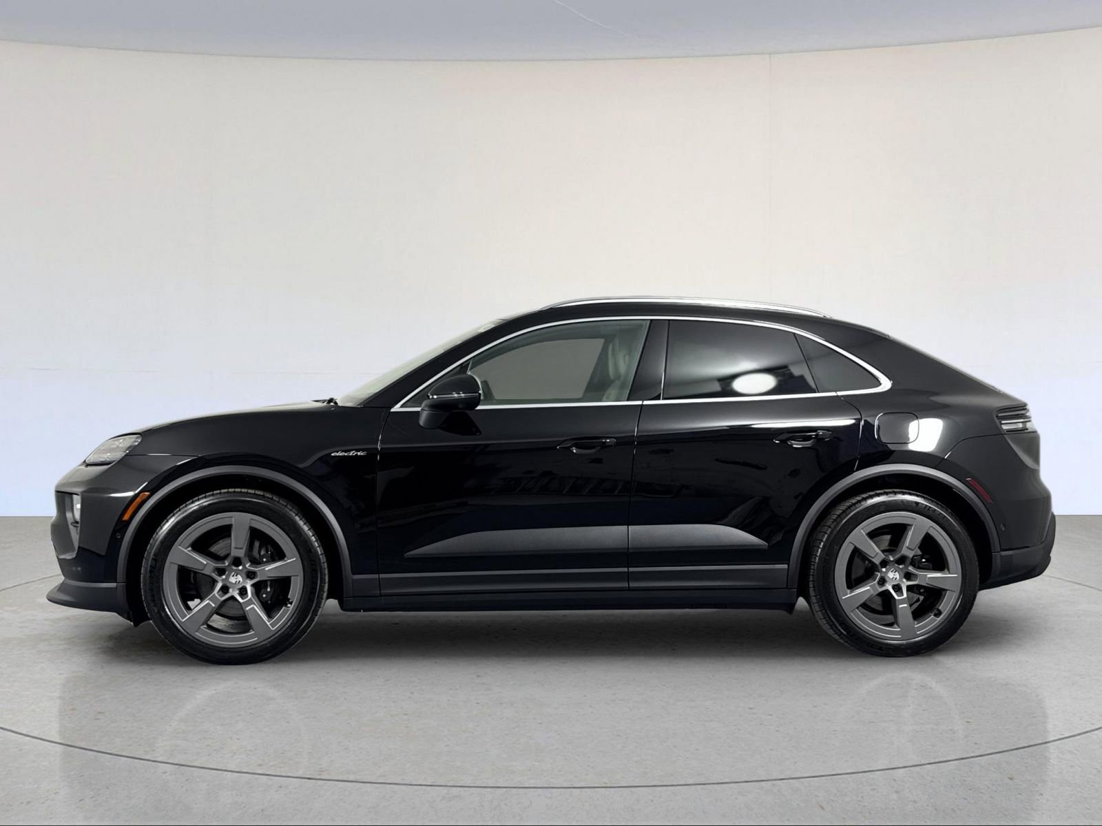 Certified 2026 Porsche Macan 4 Electric AWD/4WD image 2