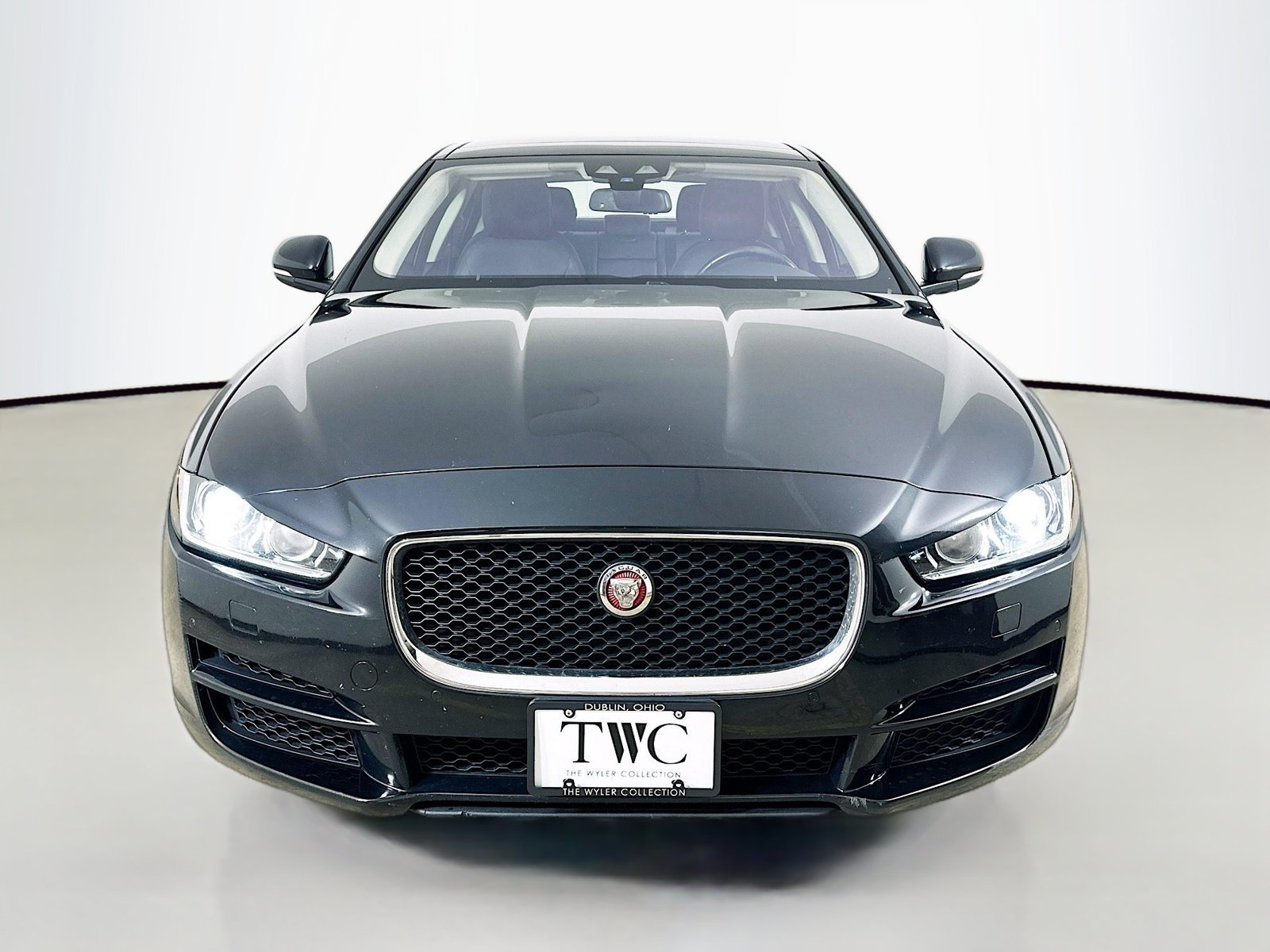 Used 2018 Jaguar XE Premium AWD/4WD image 2