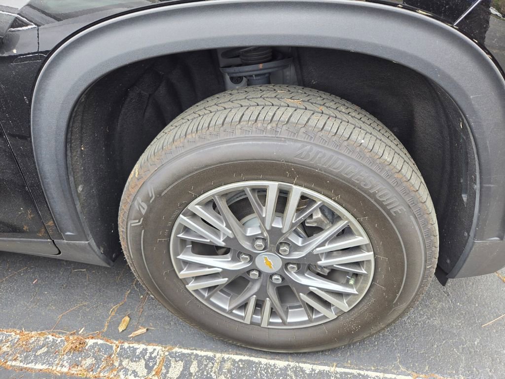 Used 2025 Chevrolet Traverse LT image 9