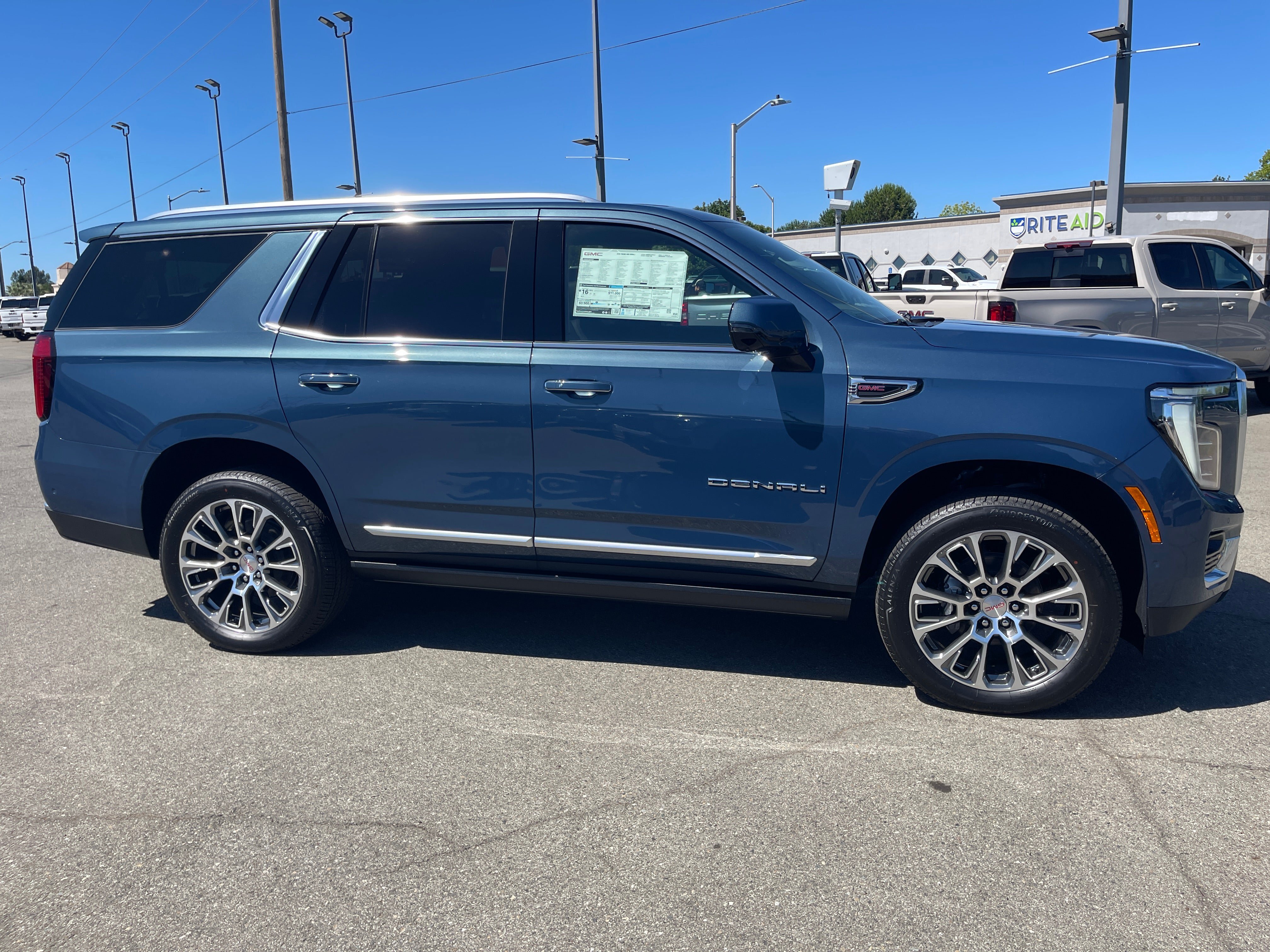 New 2026 GMC Yukon Denali w/ Denali Reserve Package AWD/4WD image 4