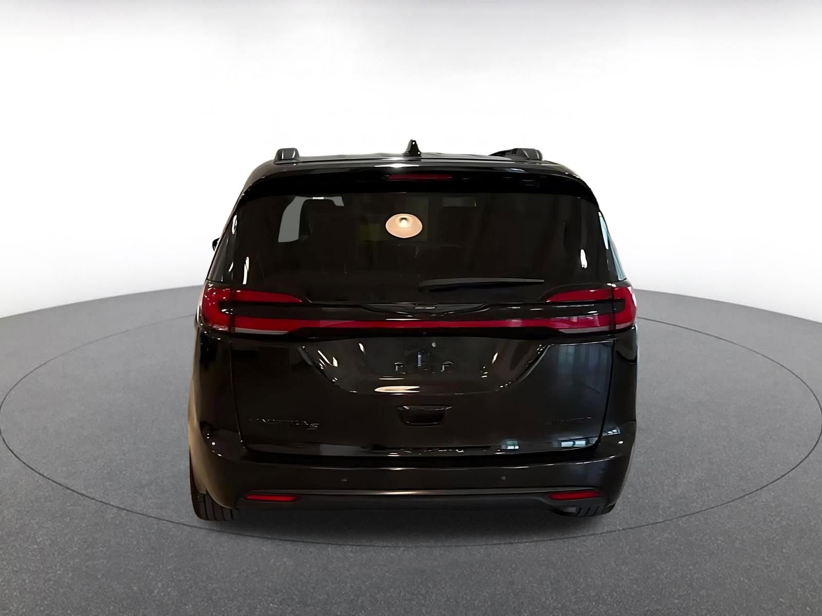 Used 2025 Chrysler Pacifica Limited image 12