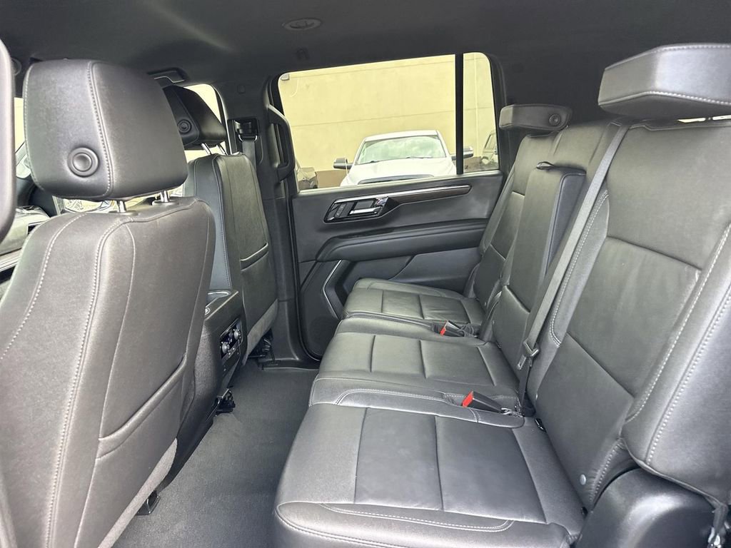 Used 2025 Chevrolet Suburban Z71 image 21