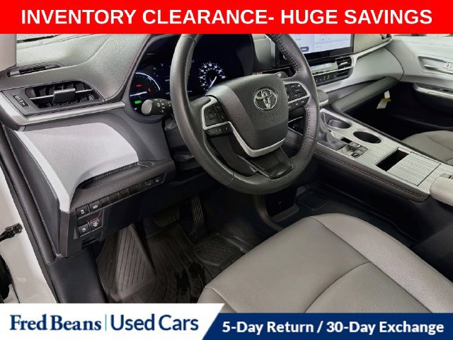 Used 2025 Toyota Sienna XLE FWD image 13