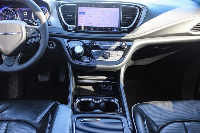 Used 2023 Chrysler Pacifica Limited w/ S Appearance Package image 18