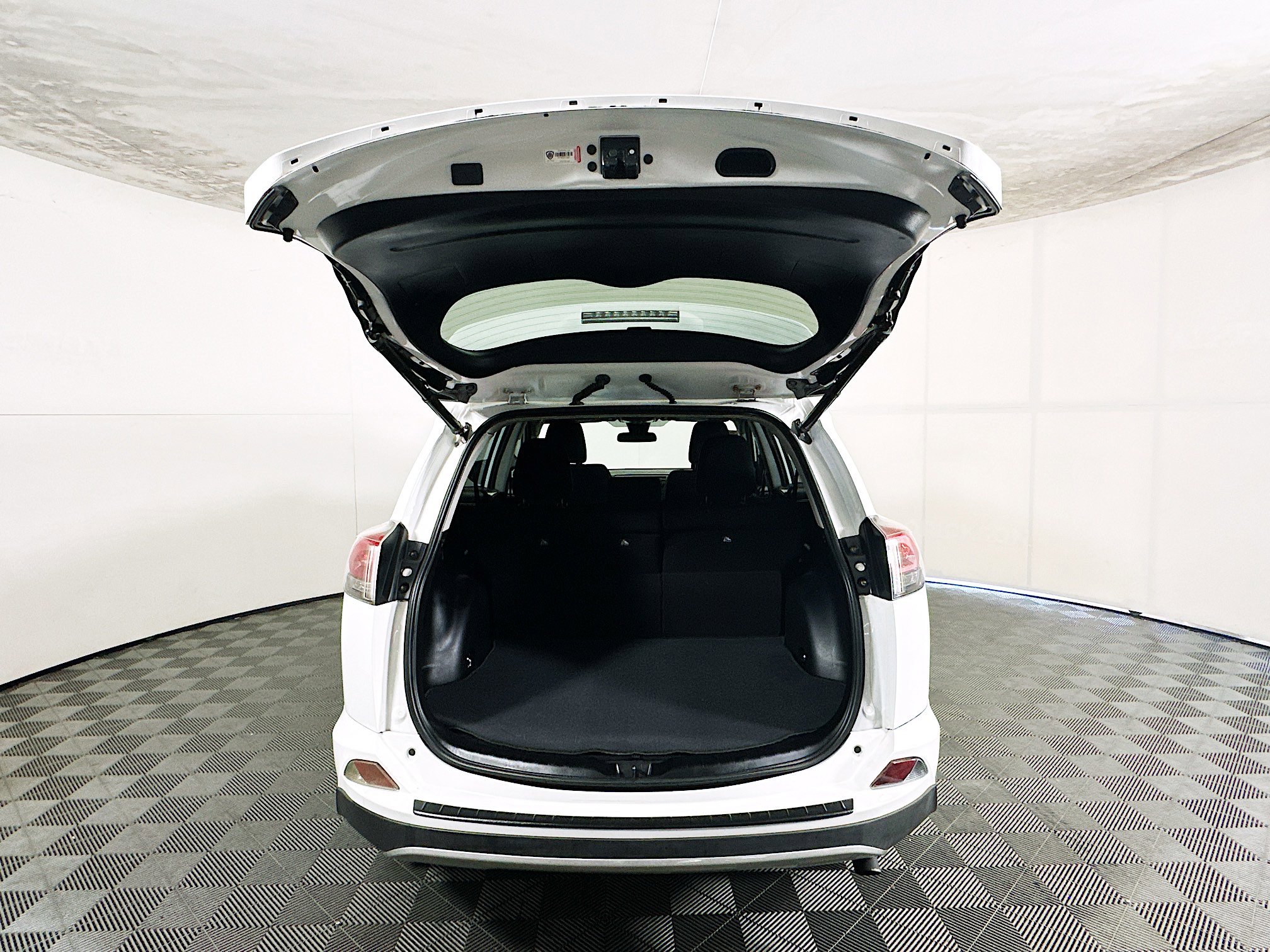 Used 2018 Toyota RAV4 XLE FWD image 31