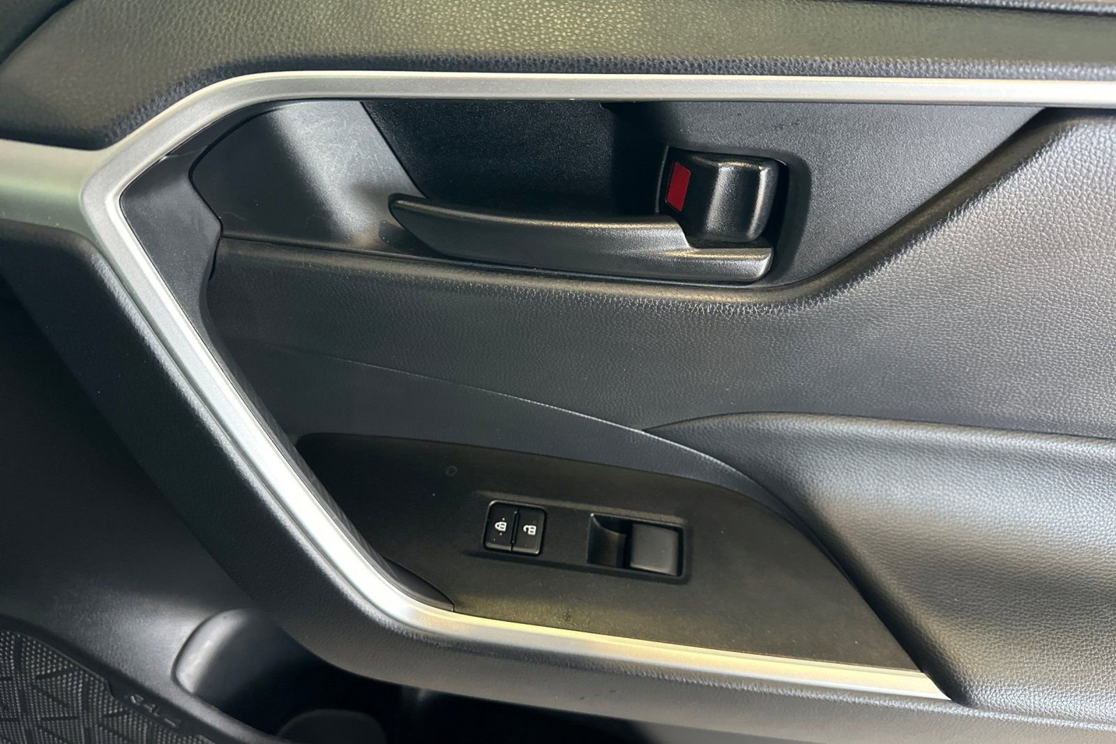 Used 2025 Toyota RAV4 LE image 22