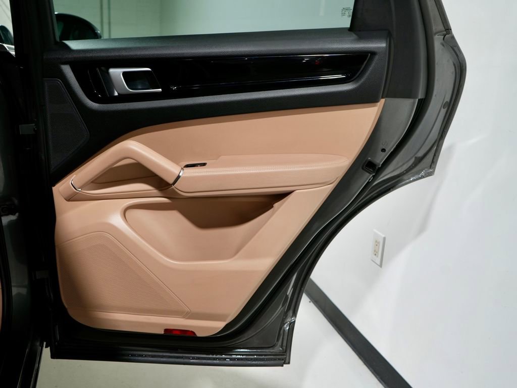 Used 2021 Porsche Cayenne image 31