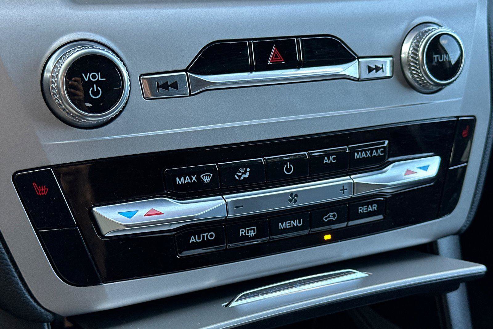 Used 2023 Ford Explorer XLT image 23