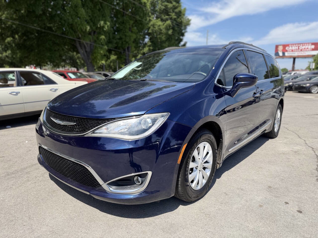 Used 2017 Chrysler Pacifica Touring-L FWD image 1
