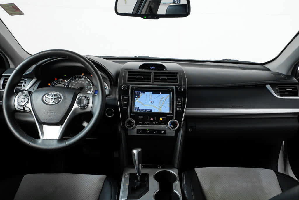 Used 2014 Toyota Camry SE w/ Leather Package image 16
