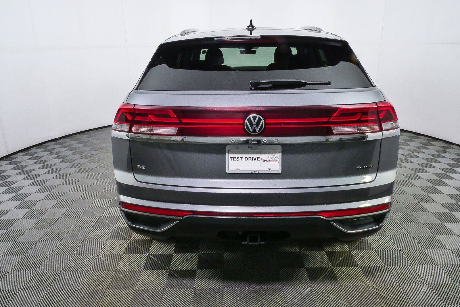 Certified 2025 Volkswagen Atlas Cross Sport SE w/ Panoramic Sunroof Package AWD/4WD image 30