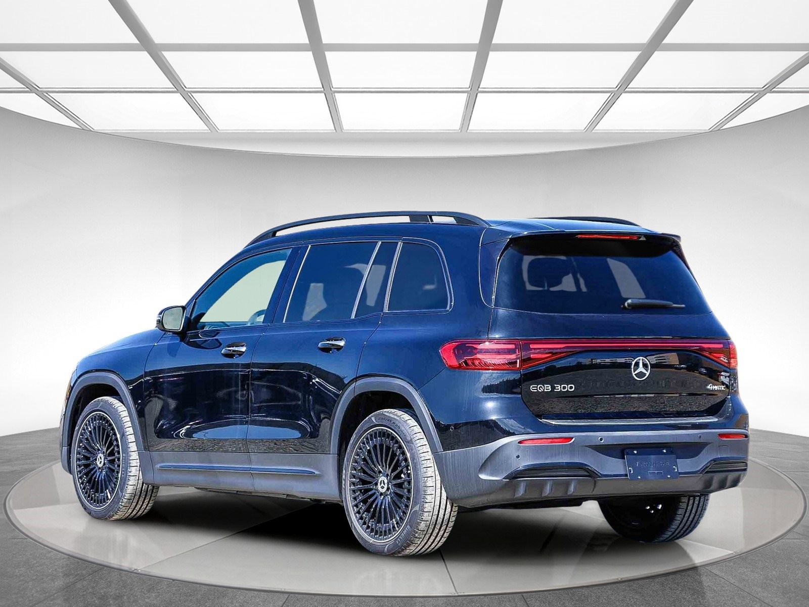 Used 2024 Mercedes-Benz EQB 300 4MATIC image 2