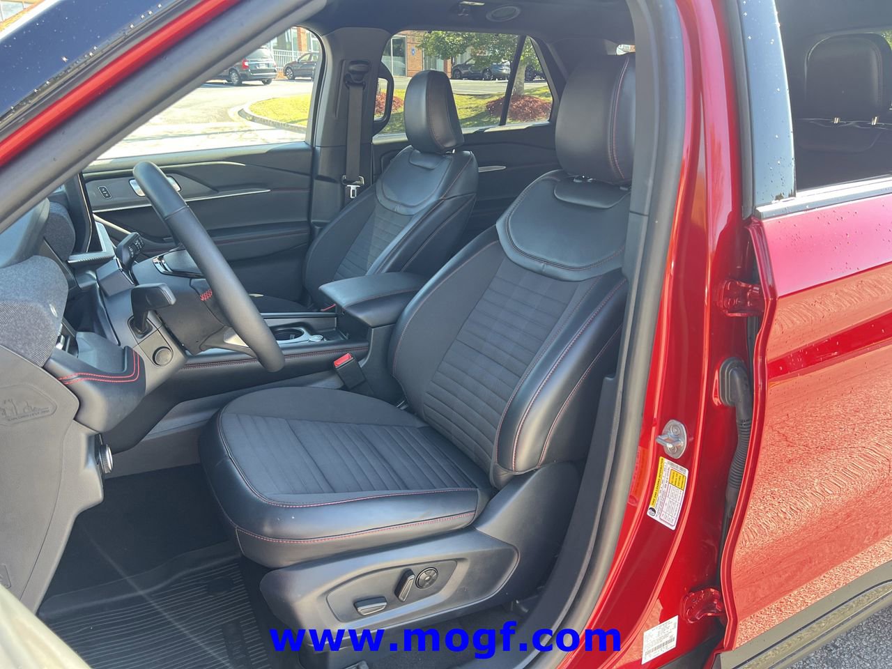 Certified 2025 Ford Explorer ST-Line w/ Premium Package AWD/4WD image 19