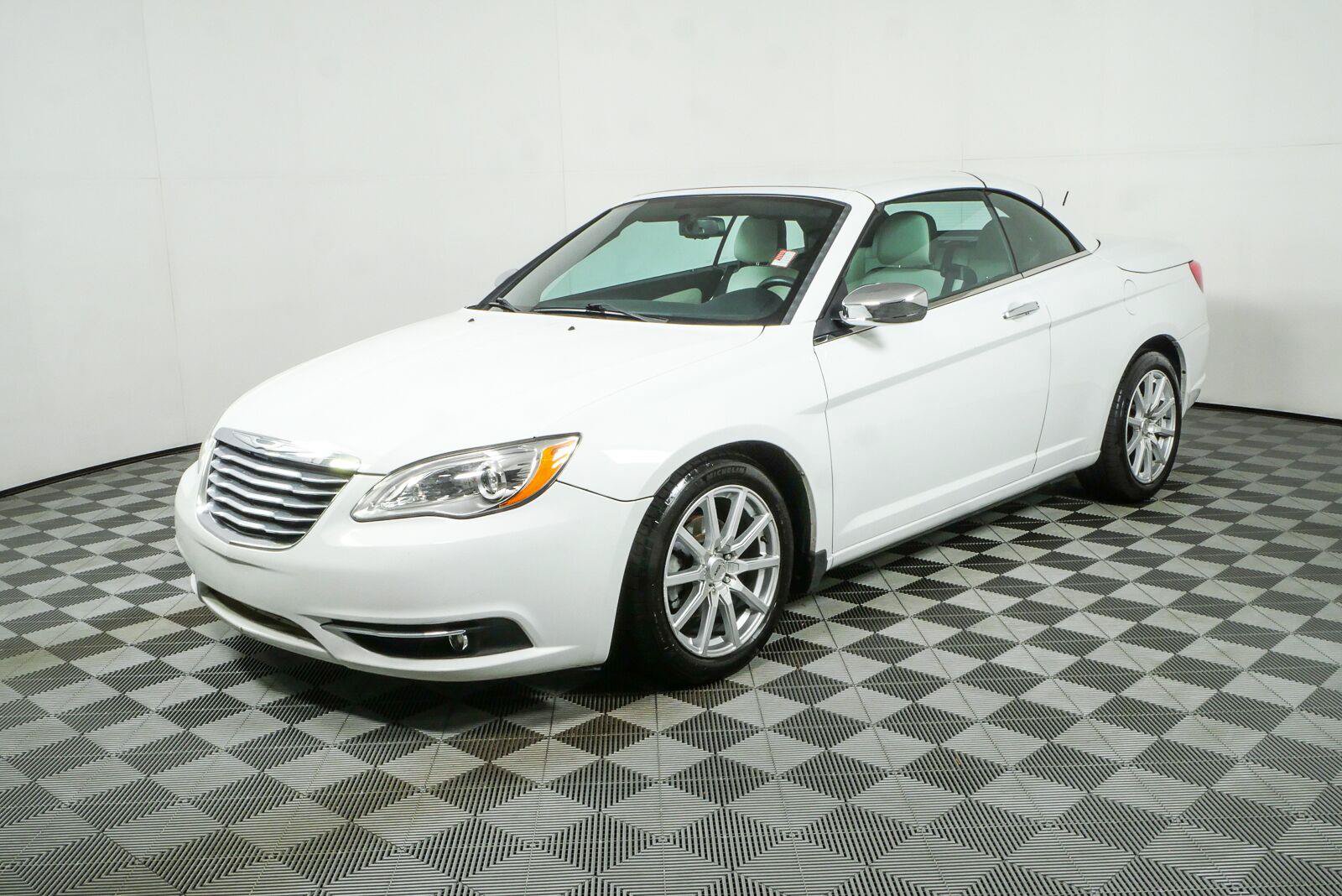 Used 2013 Chrysler 200 Limited FWD image 25