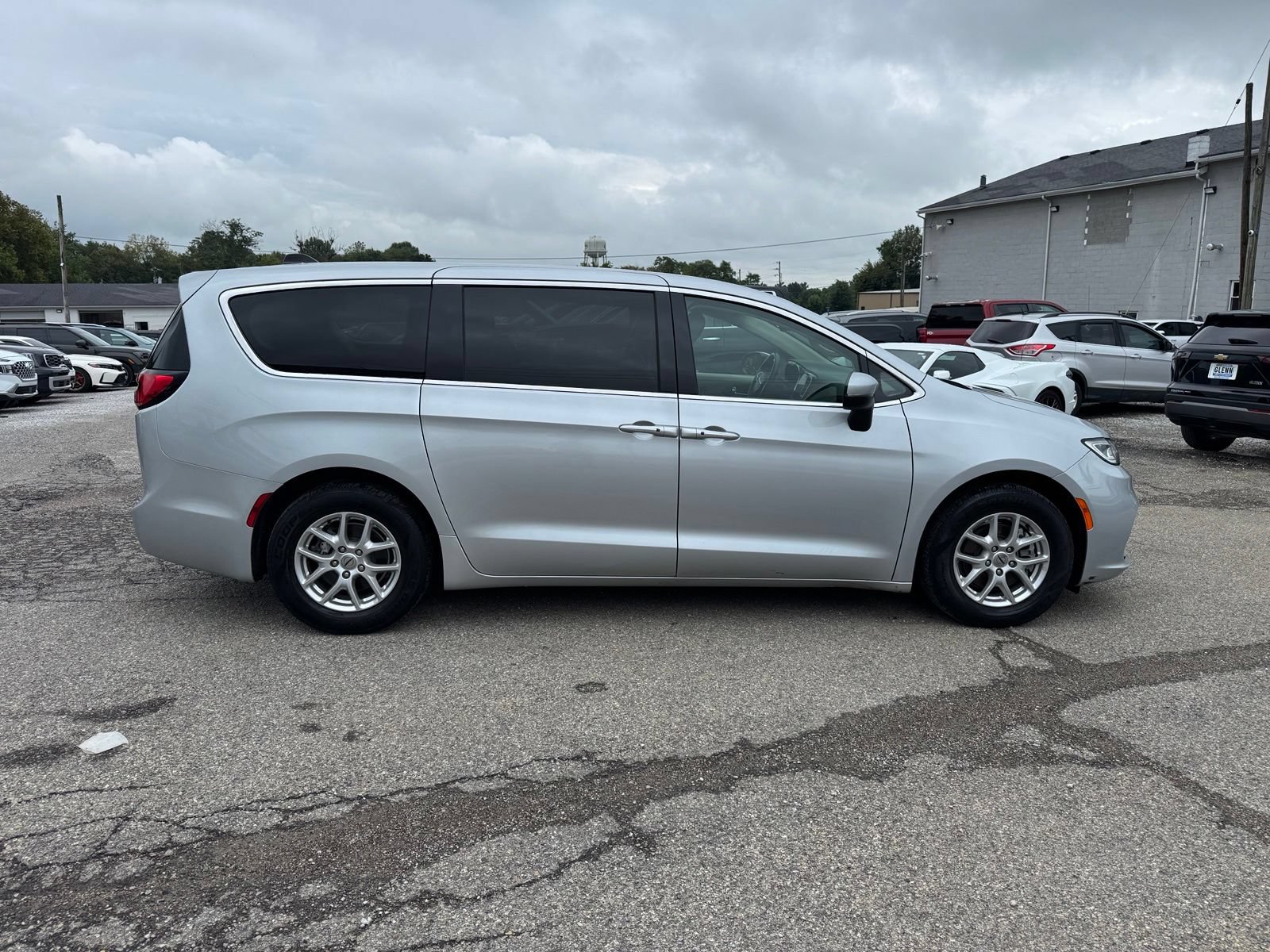 Used 2023 Chrysler Pacifica Touring-L FWD image 7