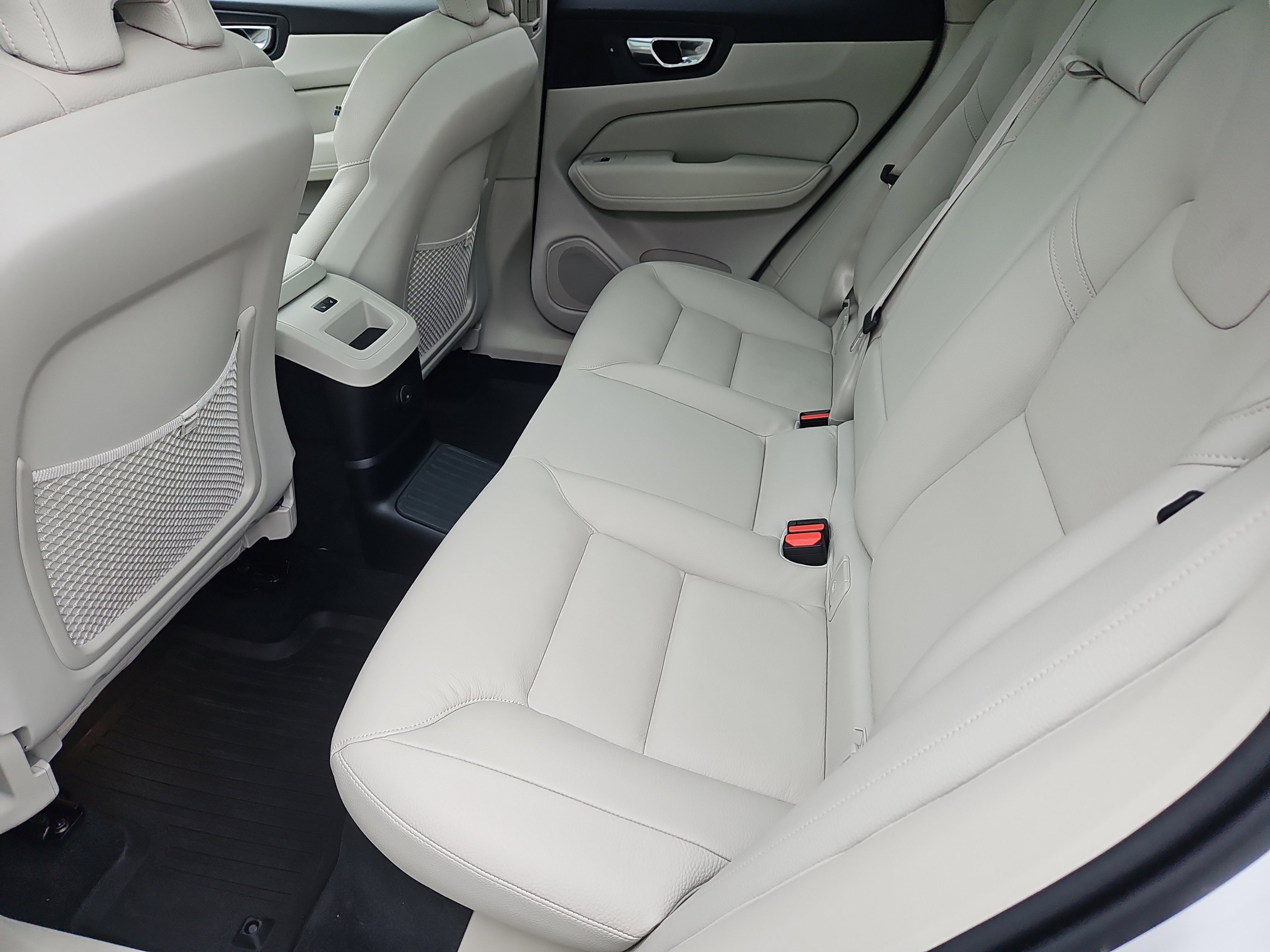 Used 2025 Volvo XC60 T8 Plus w/ Protection Package Premier image 34