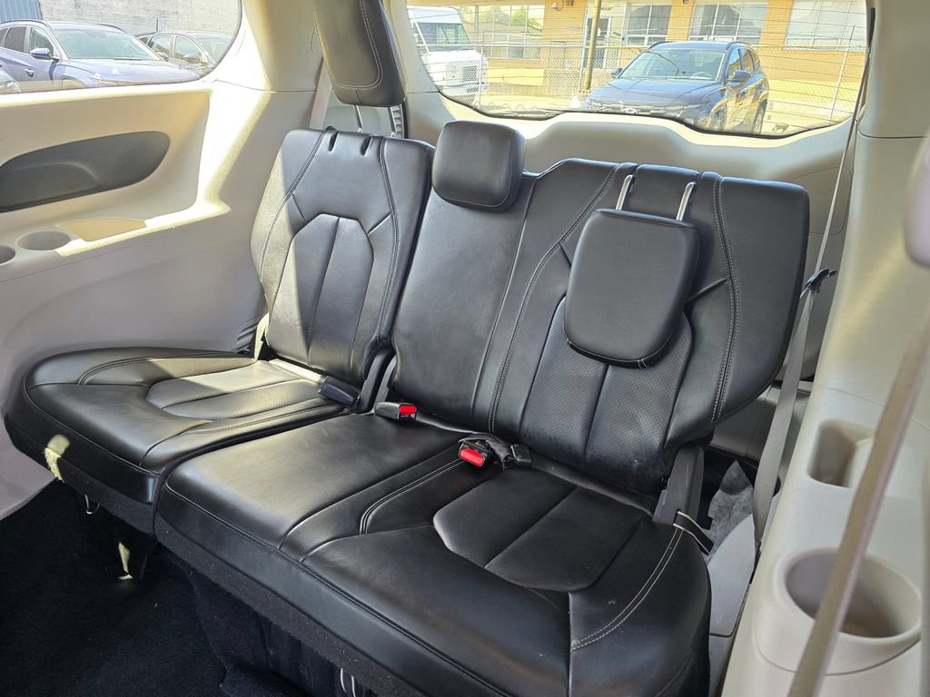 Used 2023 Chrysler Pacifica Touring-L FWD image 15