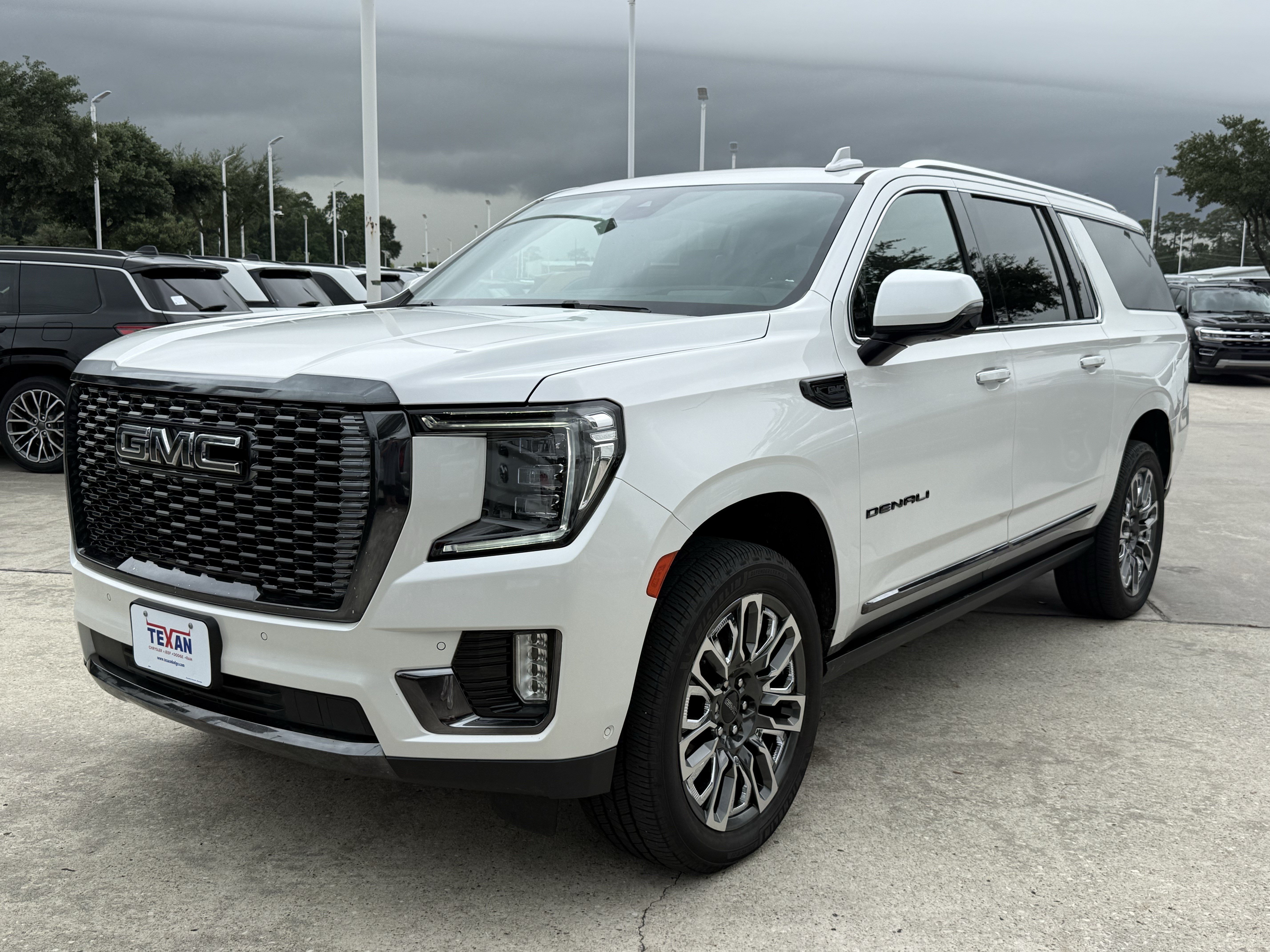 Used 2023 GMC Yukon XL Denali Ultimate AWD/4WD image 9