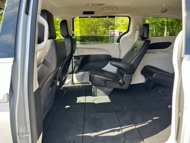 Used 2023 Chrysler Pacifica Touring-L FWD image 18