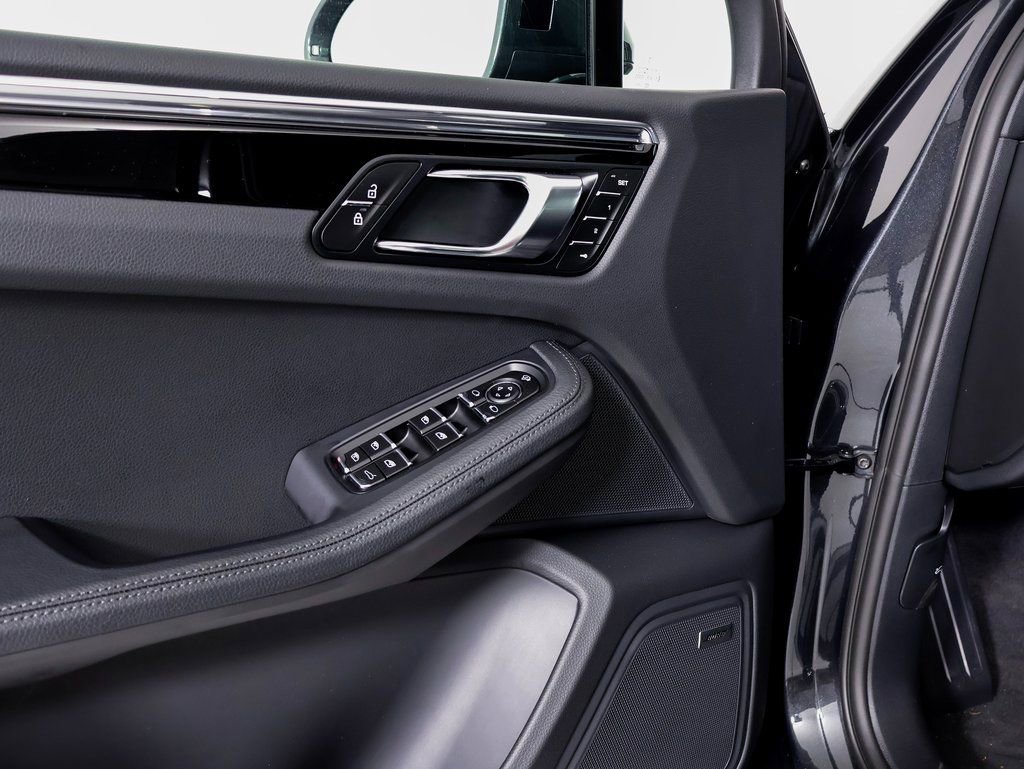 Certified 2025 Porsche Macan image 18