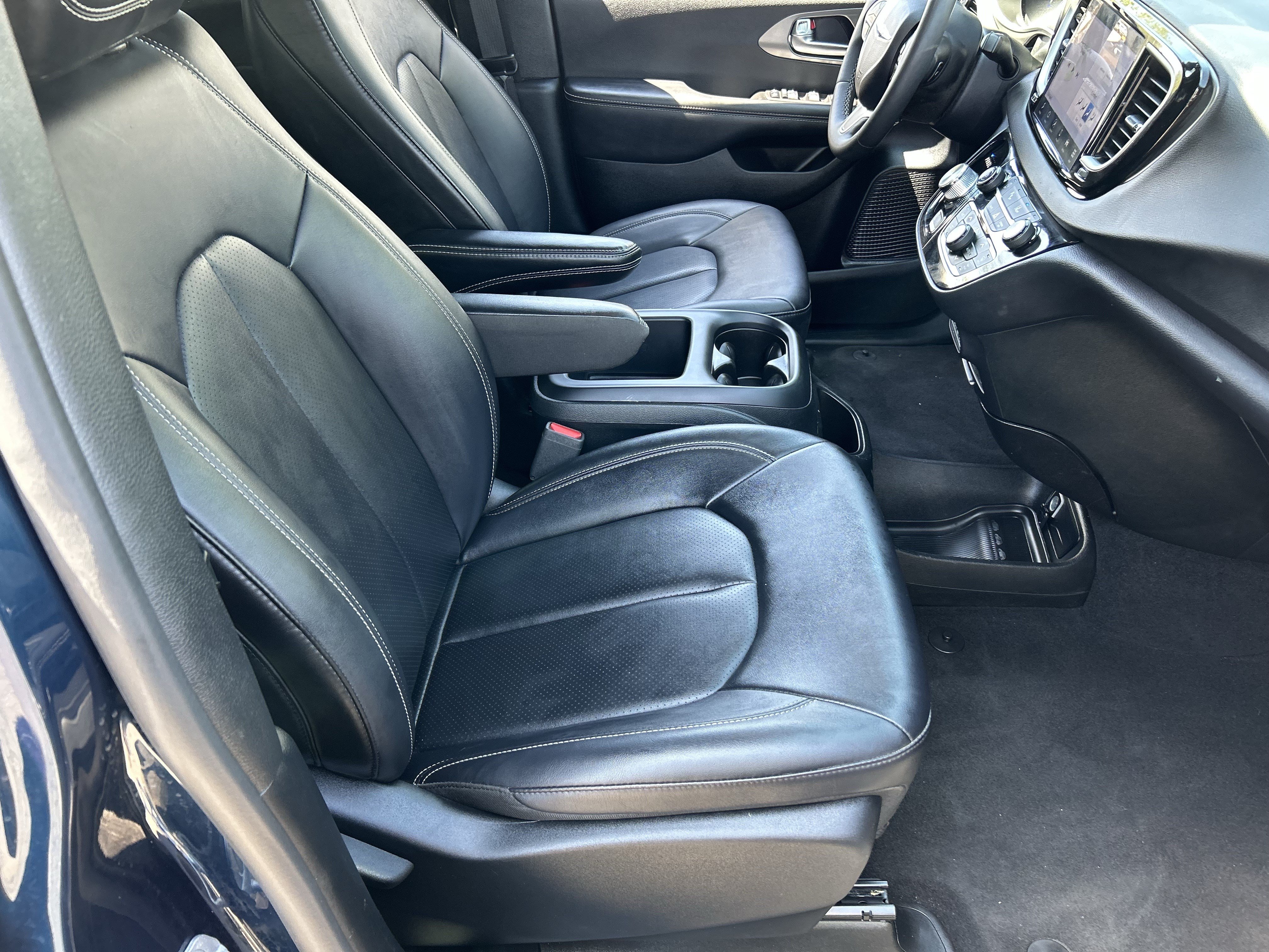 Used 2025 Chrysler Pacifica Select FWD image 9