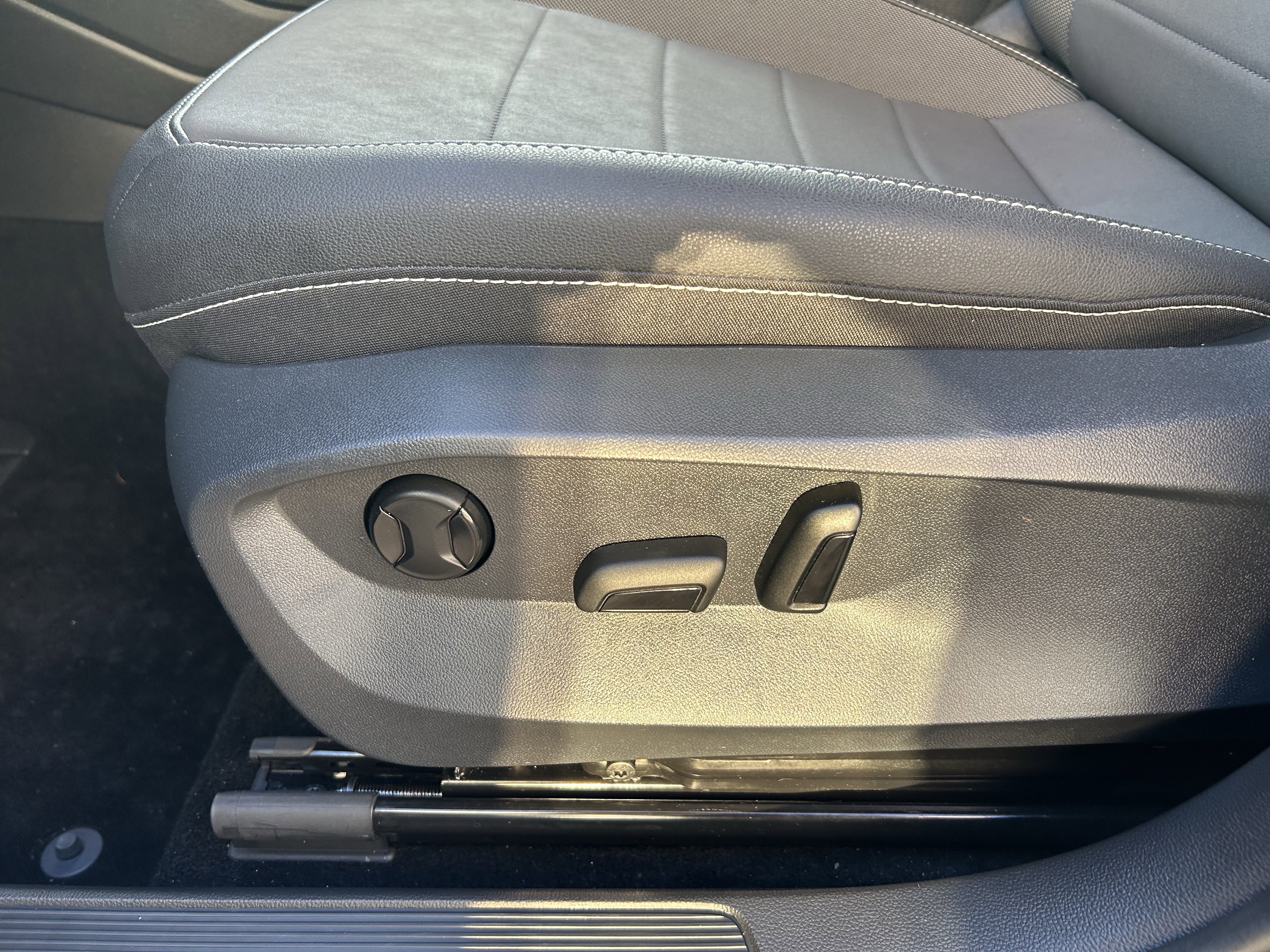 Certified 2024 Volkswagen Taos SE w/ Black Wheel Plus Package image 21