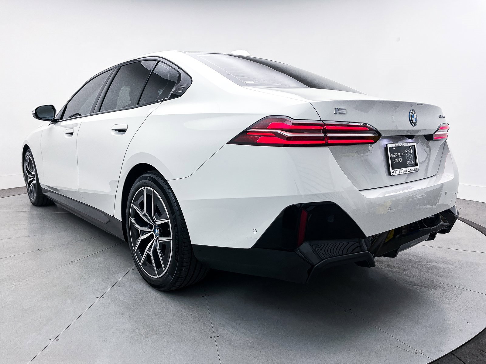 Used 2024 BMW i5 eDrive40i w/ M Sport Package image 16