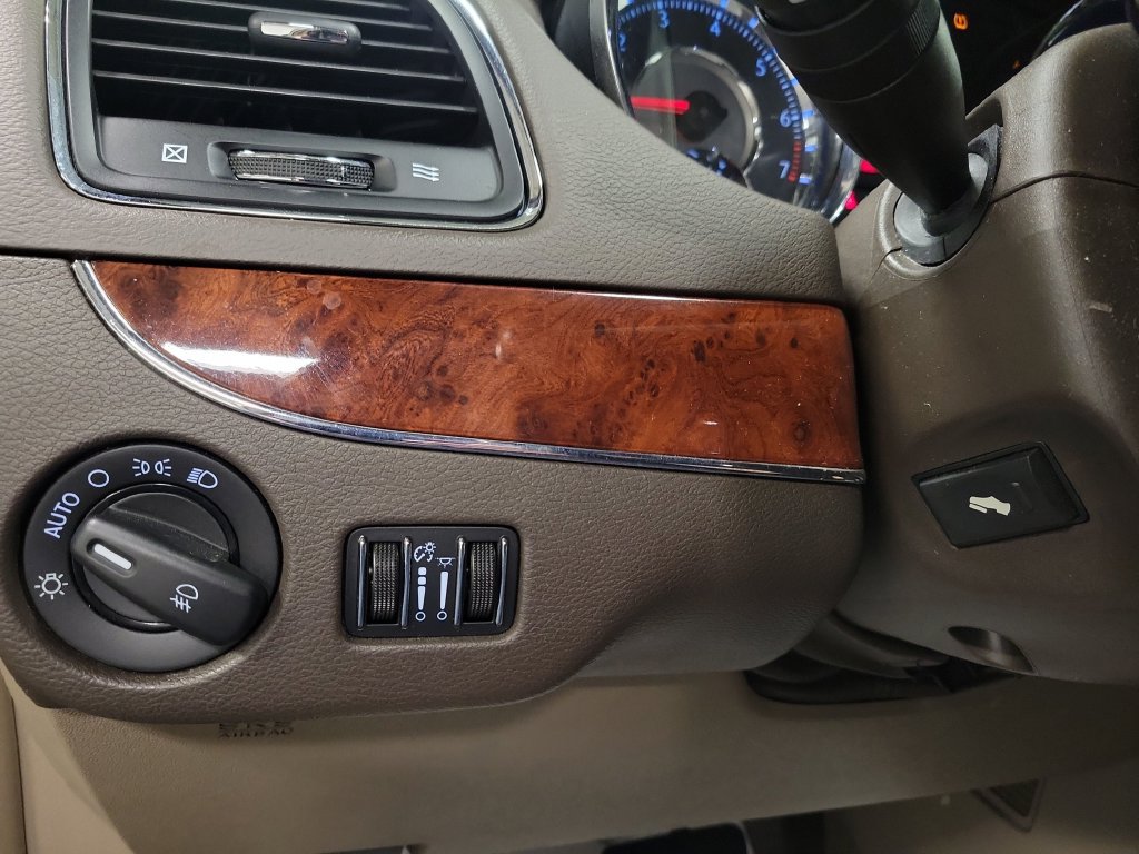 Used 2012 Chrysler Town & Country Touring-L w/ Driver Convenience Group FWD image 26