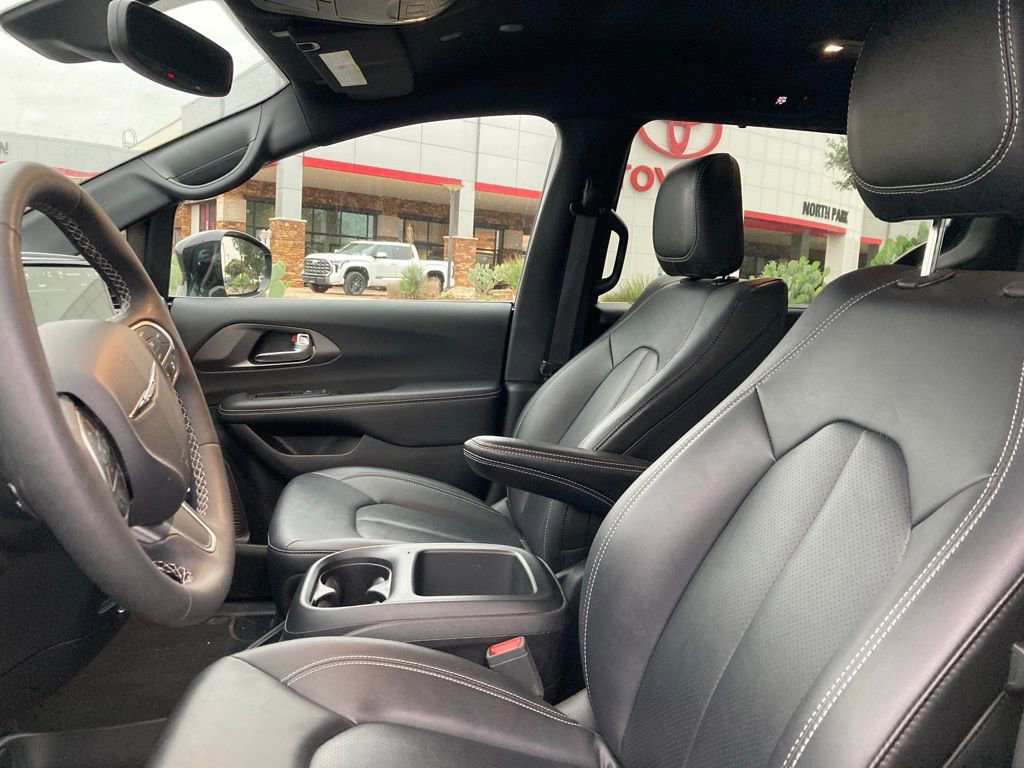 Used 2025 Chrysler Pacifica Select FWD image 9