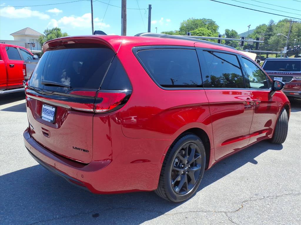 Used 2025 Chrysler Pacifica Limited FWD image 4