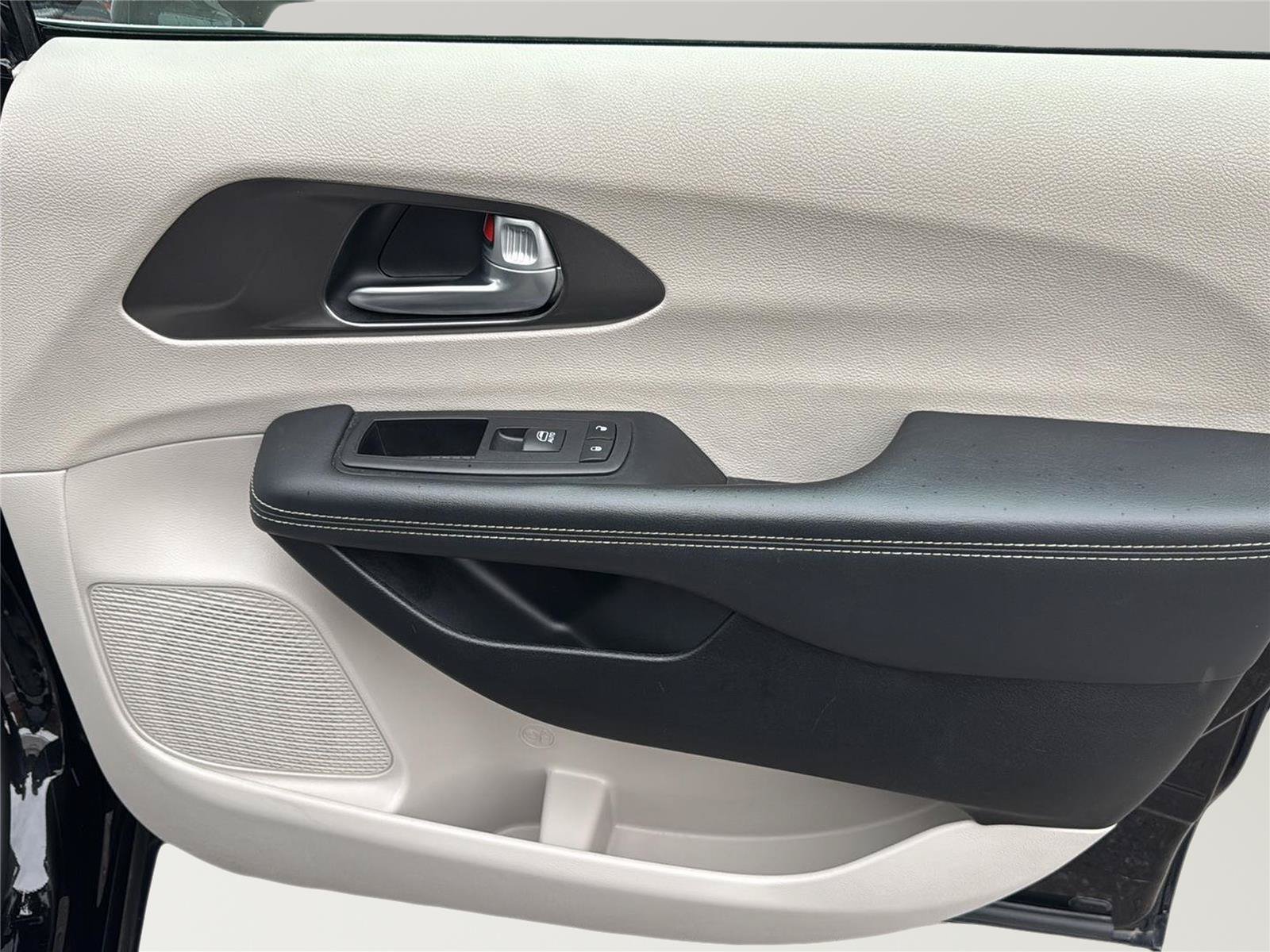 Used 2024 Chrysler Pacifica Touring-L FWD image 30