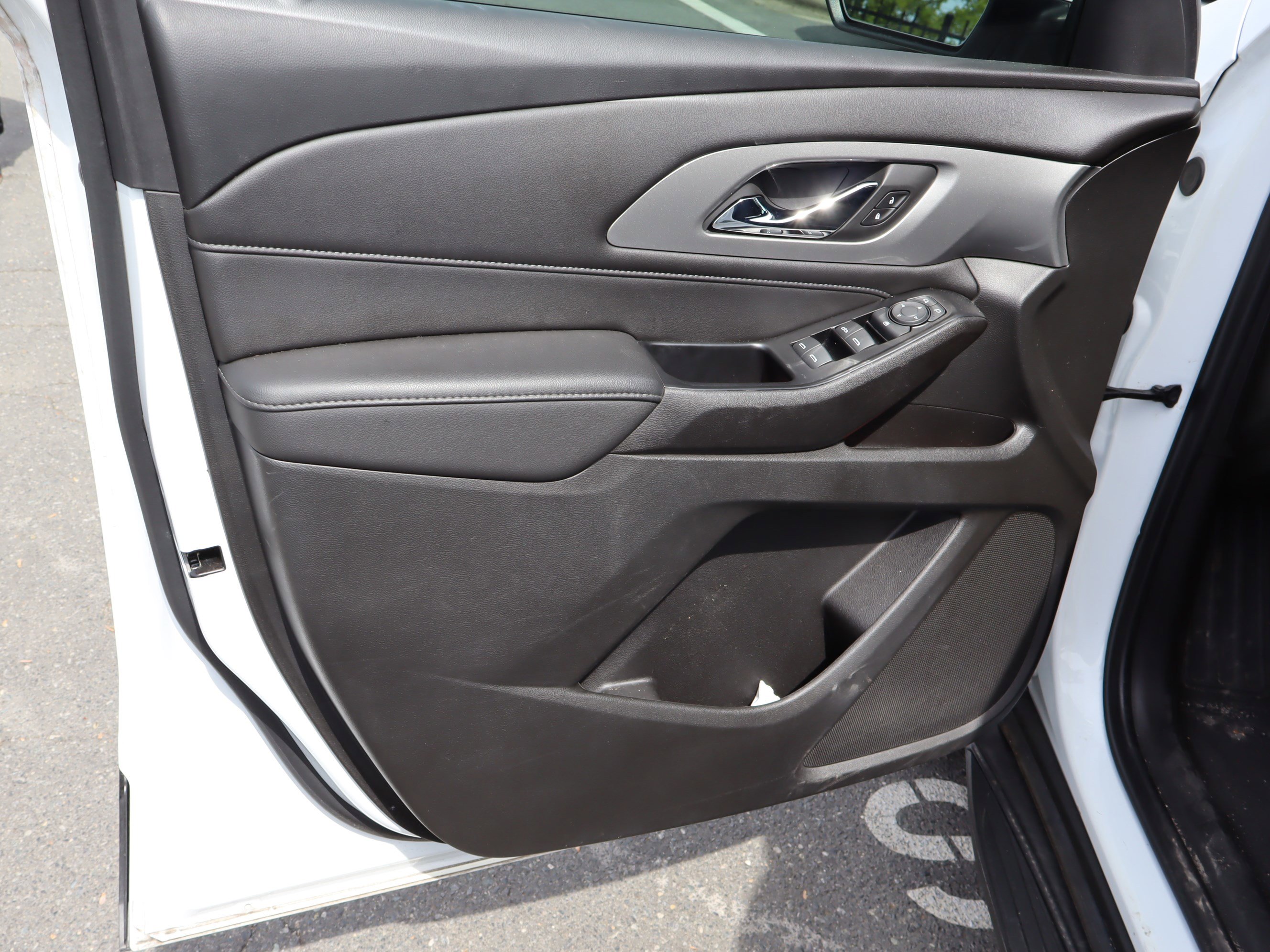 Used 2022 Chevrolet Traverse LT FWD image 17