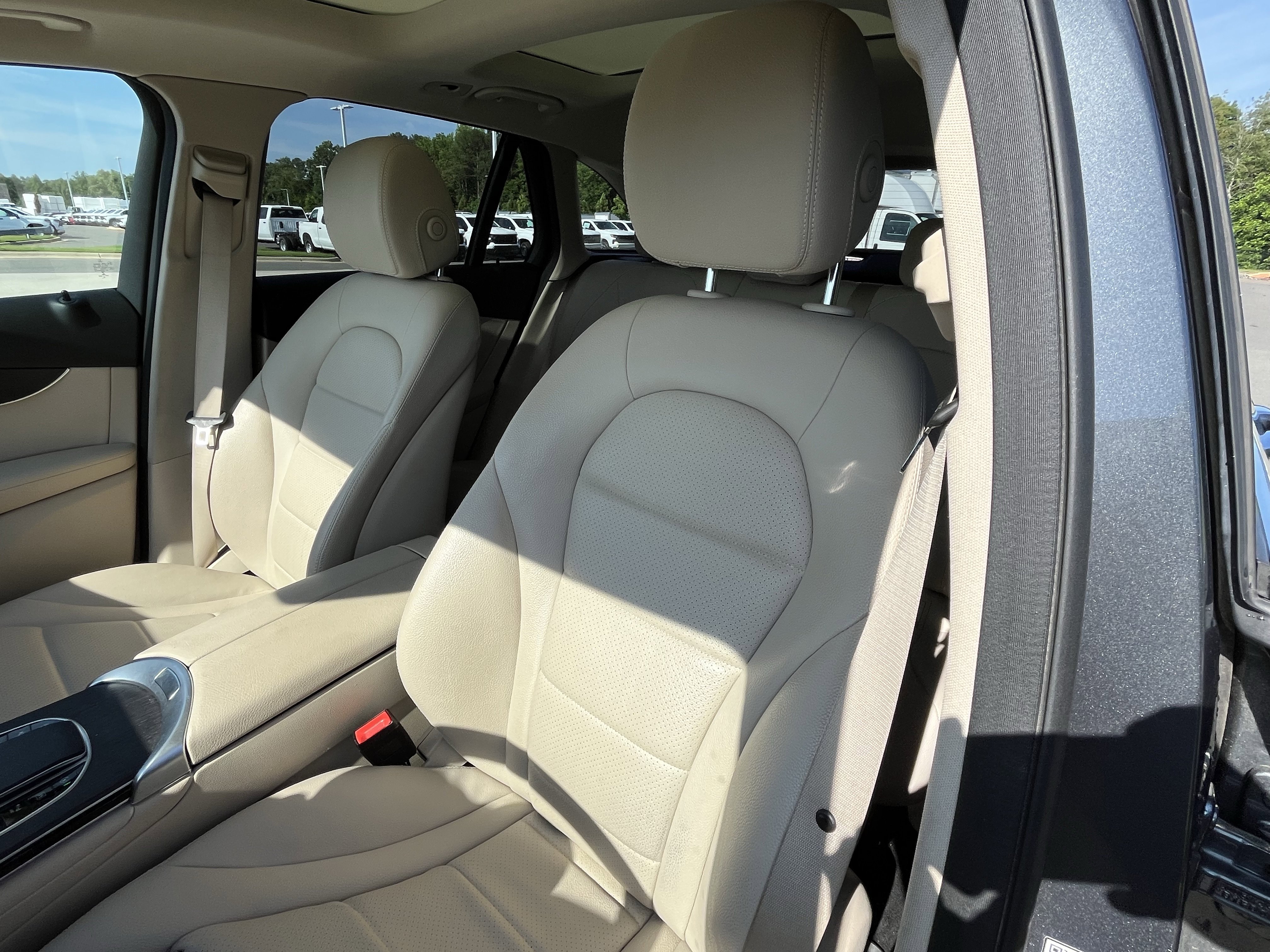 Used 2021 Mercedes-Benz GLC 300 4MATIC image 17