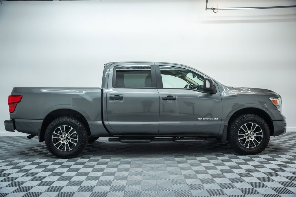 Used 2022 Nissan Titan SV w/ SV Convenience Package image 3