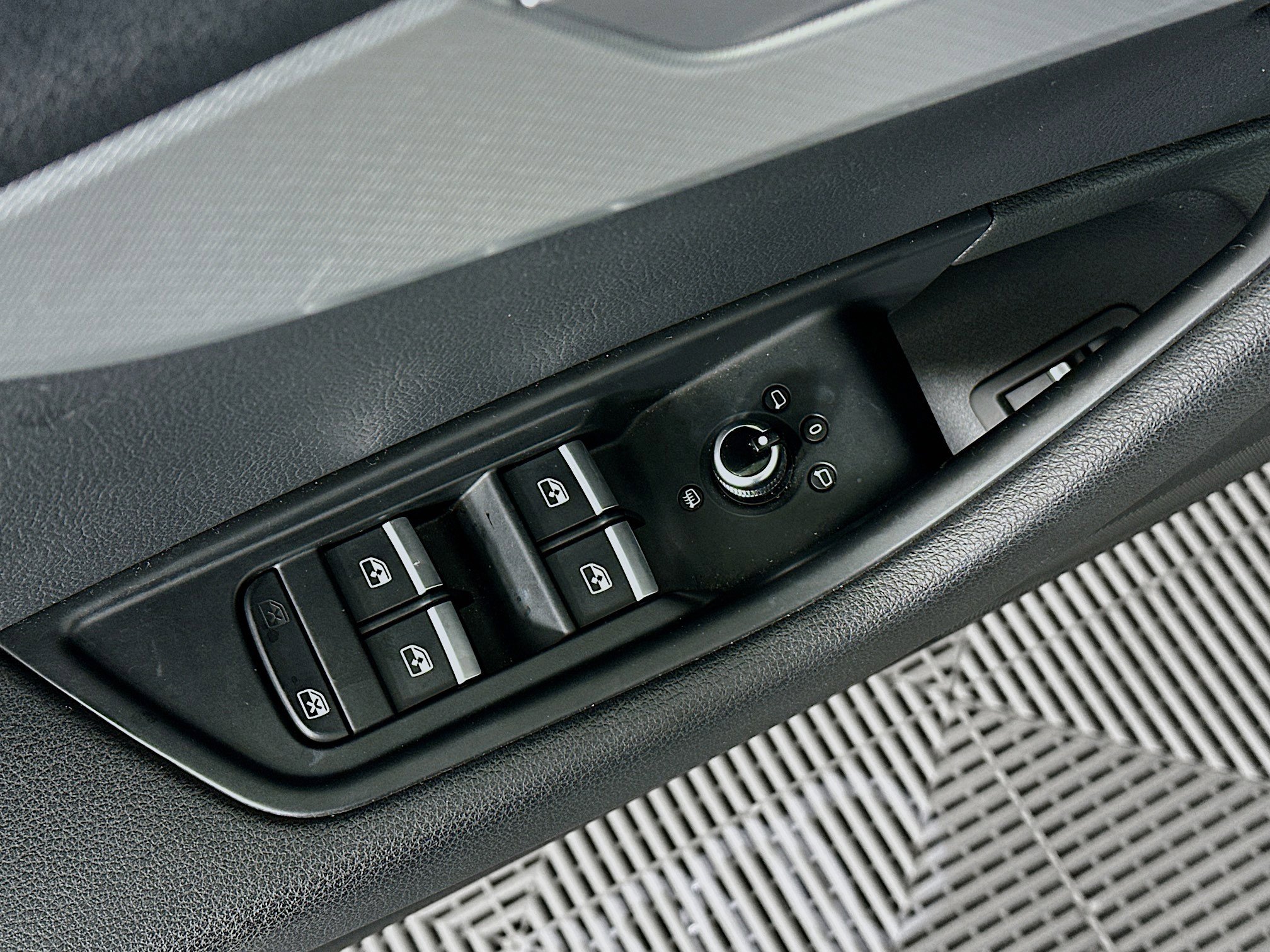 Used 2017 Audi A4 2.0T Premium image 15