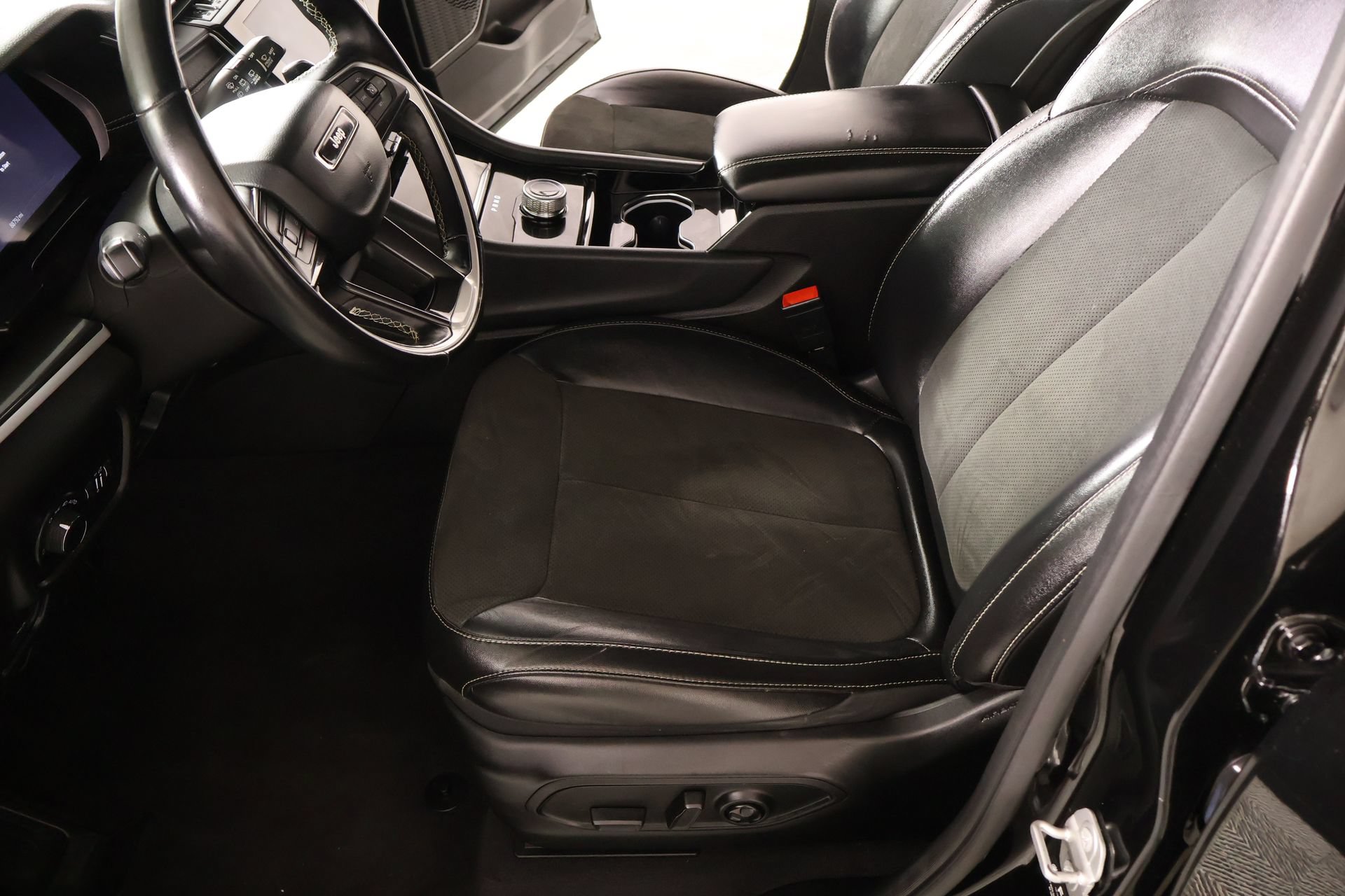Used 2021 Jeep Grand Cherokee L Laredo RWD image 11
