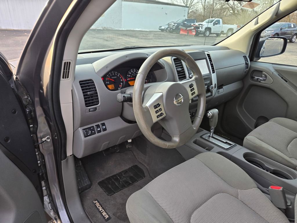 Used 2019 Nissan Frontier SV image 2