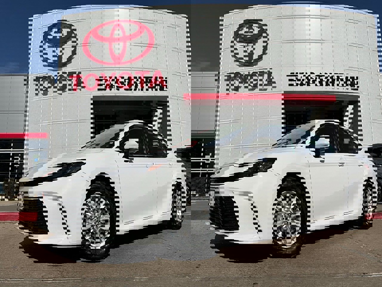 Used 2025 Toyota Camry LE image 2