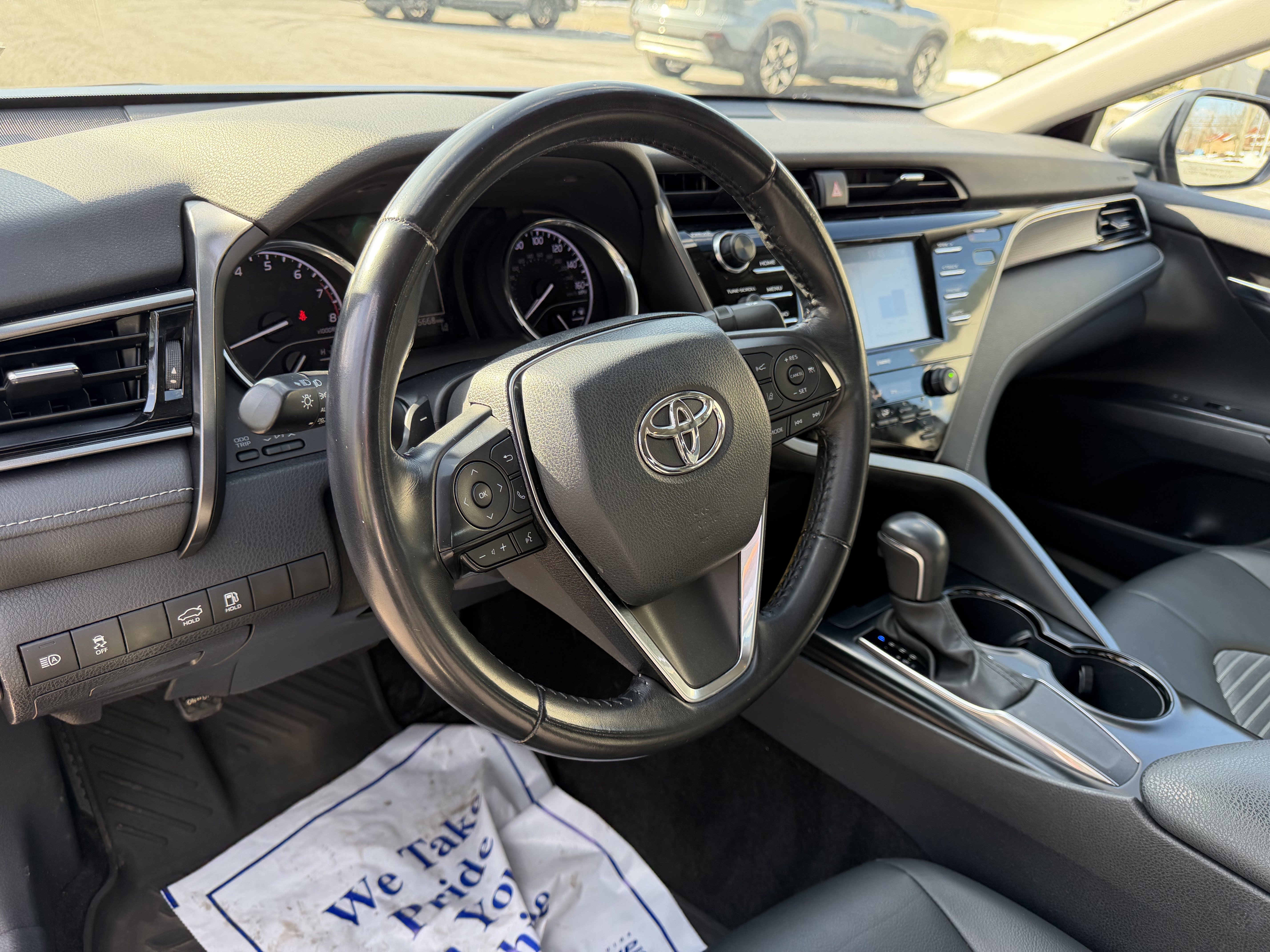 Used 2020 Toyota Camry image 11