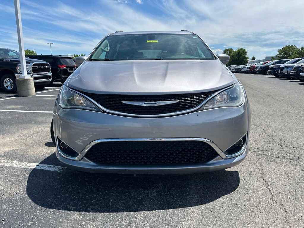 Used 2018 Chrysler Pacifica Touring-L FWD image 2