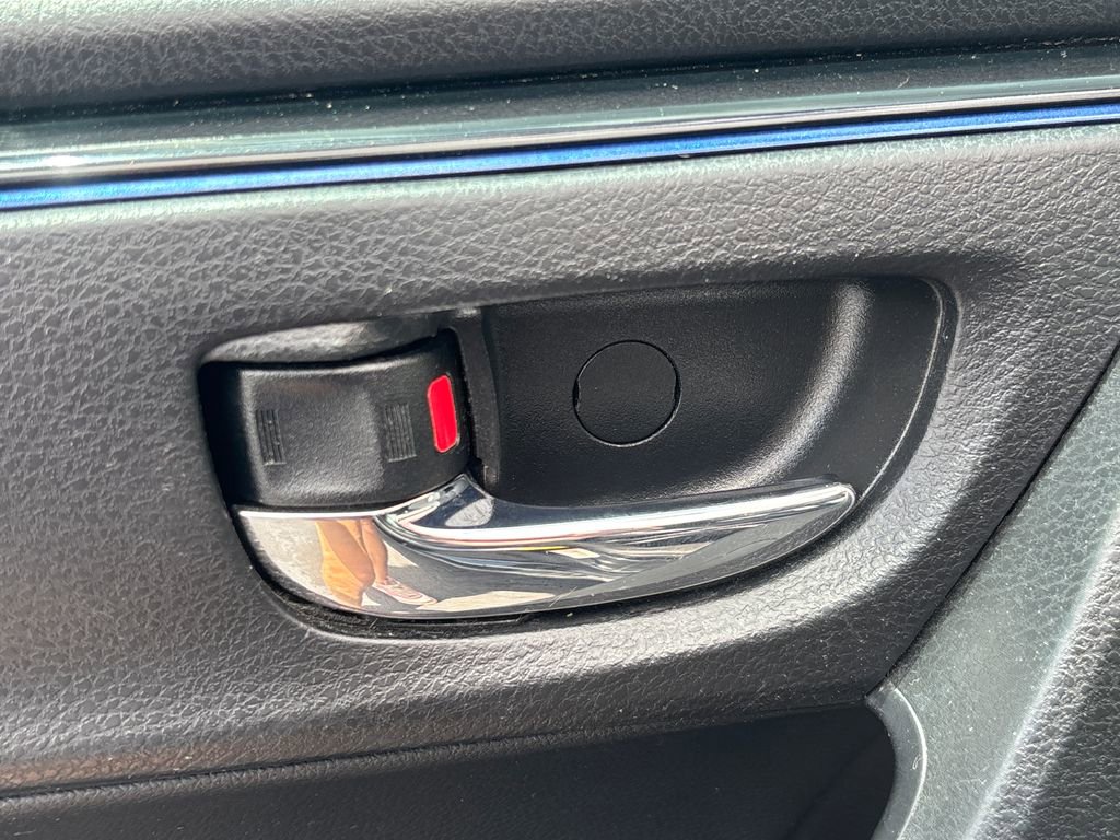 Used 2018 Toyota Corolla SE FWD image 8